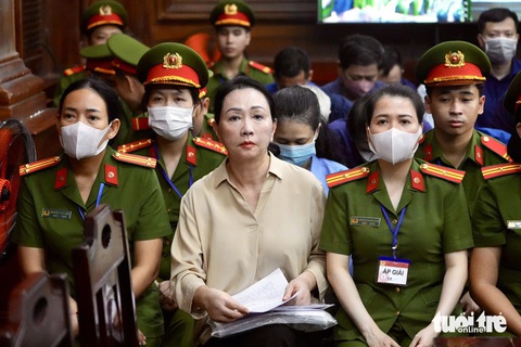 Vì sao bà Trương Mỹ Lan không đồng ý kết quả định giá của Công ty Hoàng Quân?- Ảnh 1. Bị cáo Trương Mỹ Lan đề nghị định giá lại toàn bộ tài sản - Ảnh: HỮU HẠNH