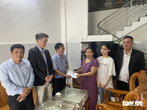 Trao học bổng toàn phần cho con cựu binh Gạc Ma- Ảnh 1. Đại diện Trường ĐH Duy Tân trao học bổng toàn phần cho em Dương Thị Mỹ Linh, con gái bà Trần Thị Lợi và cựu binh Gạc Ma Dương Văn Dũng - Ảnh: TRƯỜNG TRUNG
