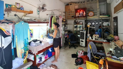 Nhà trọ tăng giá đồng loạt, người thuê xây xẩm mặt mày- Ảnh 2. Căn trọ không lớn được tận dụng cả nơi ở và làm tiệm may của một gia đình công nhân - Ảnh: C.TRIỆU