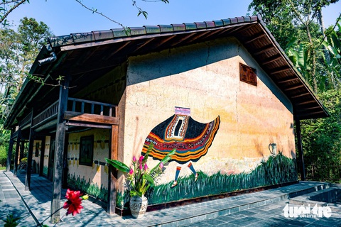 Một căn villa được lấy cảm hứng từ nhà trình tường của người Mông bản địa - Ảnh: NAM TRẦN Một căn villa được lấy cảm hứng từ nhà trình tường của người Mông bản địa