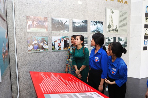 Khu trưng bày trở thành nơi tìm hiểu lịch sử, những câu chuyện về Gạc Ma cho các bạn đoàn viên thanh niên Khu trưng bày trở thành nơi tìm hiểu lịch sử cho các đoàn viên thanh niên