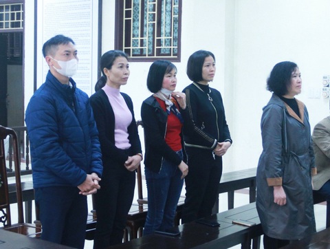 Cựu giám đốc Bệnh viện Da liễu Thái Bình lãnh 2 năm tù vì tuồn thuốc bên ngoài vào bán- Ảnh 1. Các bị cáo nguyên là lãnh đạo, cán bộ nhân viên Bệnh viện Da liễu Thái Bình lãnh án vì tuồn thuốc bên ngoài vào để kê đơn, bán cho bệnh nhân nhằm thu lợi bất chính - Ảnh: K.LINH