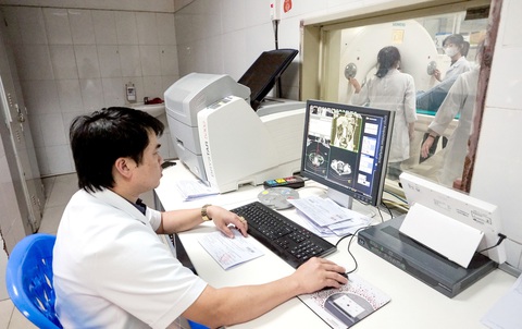Các bác sĩ tiến hành chụp chiếu, chẩn đoán hình ảnh tại Bệnh viện Bạch Mai (Hà Nội) - Ảnh: NAM TRẦN Các bác sĩ tiến hành chụp chiếu, chẩn đoán hình ảnh tại Bệnh viện Bạch Mai (Hà Nội) - Ảnh: NAM TRẦN