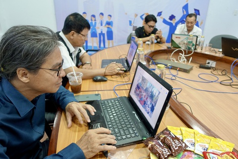 Hơn 3.500 thí sinh tham gia Hội thi sáng tác ảnh Tuổi Xanh 2024- Ảnh 1. Ban giám khảo chấm điểm Hội thi sáng tác ảnh Tuổi Xanh ngày 13-3 - Ảnh: NGUYỄN CÔNG THÀNH