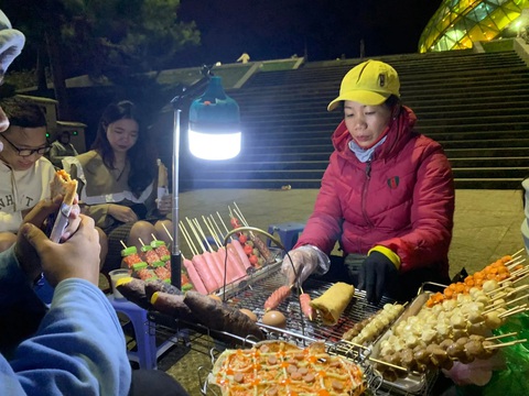 Một quầy bánh tráng trộn ở quảng trường Lâm Viên, TP Đà Lạt - Ảnh: HOÀNG AN Một quầy bánh tráng nướng ở quảng trường Lâm Viên, TP Đà Lạt - Ảnh: HOÀNG AN