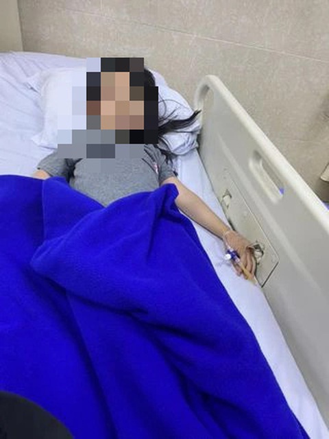 60 người nghi bị ngộ độc thực phẩm sau khi ăn cơm gà ở Nha Trang- Ảnh 4. Bé gái con chị Ly Na bị ngộ độc đang điều trị tại bệnh viện - Ảnh: LY NA