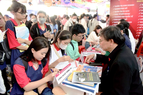 Các gian tư vấn luôn thu hút sự quan tâm của đông đảo học sinh. Trong ảnh: gian tư vấn của một trường đại học tại Ngày hội tư vấn tuyển sinh - hướng nghiệp 2024 diễn ra tại Cần Thơ ngày 10-3 - Ảnh: DUYÊN PHAN Các gian tư vấn luôn thu hút sự quan tâm của đông đảo học sinh. Trong ảnh: gian tư vấn của một trường đại học tại Ngày hội tư vấn tuyển sinh - hướng nghiệp 2024 diễn ra tại Cần Thơ ngày 10-3 - Ảnh: DUYÊN PHAN
