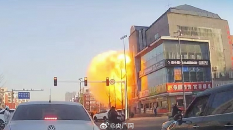 Nổ lớn do rò rỉ khí gas ở Trung Quốc, một tòa nhà gần như đổ sập- Ảnh 1. Vụ nổ xảy ra tại một khu dân cư ở thị trấn Yên Giao, thành phố Tam Hà, tỉnh Hà Bắc, miền bắc Trung Quốc, sáng 13-3 - Ảnh: CHINA DAILY/WEIBO