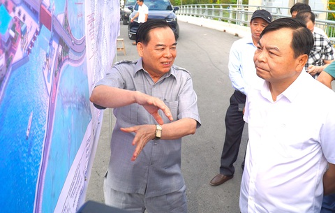 Dẫn nước ngọt từ sông Đồng Nai về miền Tây là việc lớn, cần nghiên cứu bài bản- Ảnh 1. Ông Trần Ngọc Tam - chủ tịch UBND tỉnh Bến Tre (bên trái) - trao đổi với lãnh đạo Bộ Nông nghiệp và Phát triển nông thôn trong chuyến khảo sát công trình phòng chống hạn mặn - Ảnh: MẬU TRƯỜNG