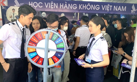 Học viện Hàng không Việt Nam mở cổng xét tuyển từ đầu tháng 4- Ảnh 1. Học sinh tìm hiểu thông tin xét tuyển của Học viện Hàng không Việt Nam tại Ngày hội tư vấn tuyển sinh - hướng nghiệp - Ảnh: TRẦN HUỲNH