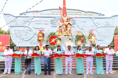 Giáo dục truyền thống từ công trình Tượng đài Anh hùng liệt sĩ Đoàn tàu không số- Ảnh 1. Các đại biểu cắt băng khánh thành giai đoạn 1 công trình nâng cấp Tượng đài Anh hùng liệt sĩ Đoàn tàu không số - Ảnh: CẨM NƯƠNG