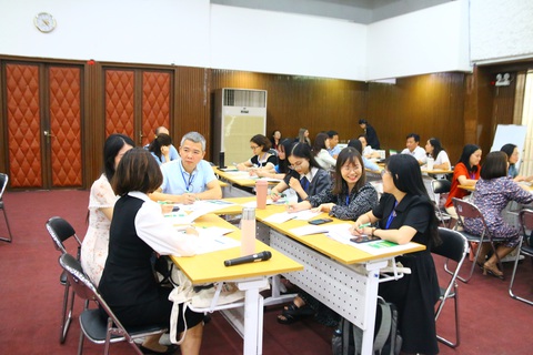 Học tiếng Anh không chỉ có nghe, nói, đọc, viết- Ảnh 1. Các giáo viên tiếng Anh từ 11 trường đại học, cao đẳng cả nước tham gia sự kiện khởi động dự án EnglishWorks! sáng 13-3 - Ảnh: TRỌNG NHÂN