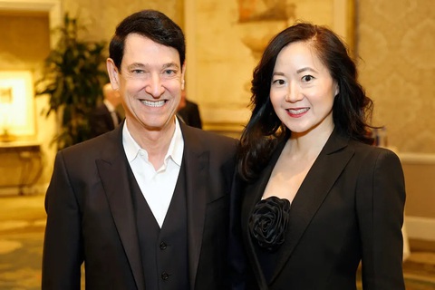 Nữ tỉ phú Mỹ thiệt mạng khi đang lái Tesla- Ảnh 2. Angela Chao và chồng Jim Breyer đều là những doanh nhân thành đạt - Ảnh: NYPost