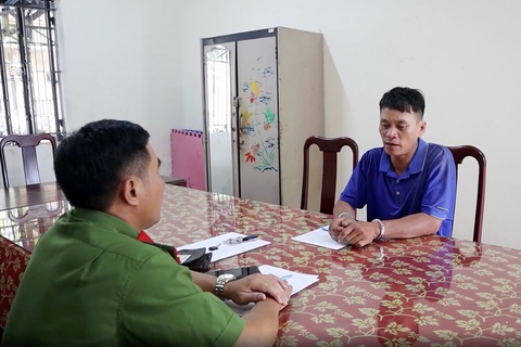 Đưa bé trai 9 tuổi bị cha dượng bạo hành đi giám định thương tích- Ảnh 2. Lực lượng công an lấy lời khai của Lê Đức Thắng liên quan vụ bạo hành con riêng của vợ cũ - Ảnh: AN BÌNH