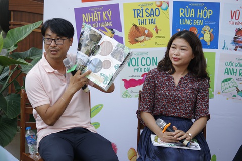 Thảo cầm viên là ký ức đẹp với người Sài Gòn- Ảnh 5. Tác giả Kan Nguyễn và Mai Chi nói về quá trình thực hiện phần hình ảnh, nội dung cho cuốn sách Thảo cầm viên Sài Gòn - Kho báu trong lòng thành phố - Ảnh: HỒ LAM