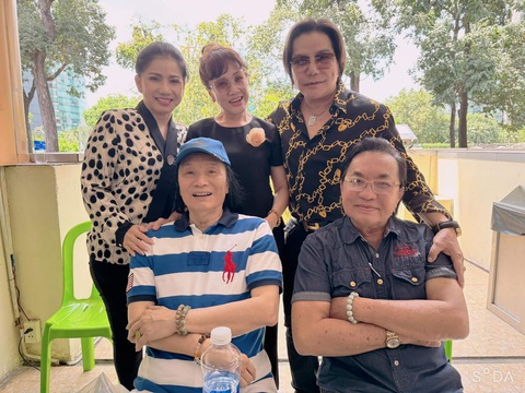 Minh Vương (bìa trái, hàng ngồi) và Thanh Tuấn (bìa phải, hàng ngồi) cùng các nghệ sĩ Phượng Loan, Phương Hồng Thủy, Linh Tâm tập trung tại Nhà hát Bến Thành tập tiết mục Đời cô Lựu - Ảnh: GIA BẢO Minh Vương (bìa trái, hàng ngồi) và Thanh Tuấn (bìa phải, hàng ngồi) cùng các nghệ sĩ Phượng Loan, Phương Hồng Thủy, Linh Tâm tập trung tại Nhà hát Bến Thành tập tiết mục Đời cô Lựu - Ảnh: GIA BẢO
