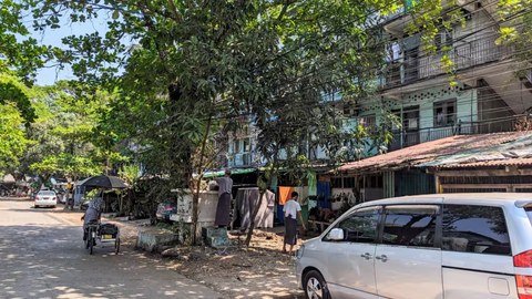 Myanmar: Nhiều vụ nổ nhắm vào doanh nghiệp có liên hệ với quân đội- Ảnh 1. Khu vực là nơi ở của nhân viên Tập đoàn Kinh tế Myanmar bị đánh bom hôm 10-3 - Ảnh: NIKKEI