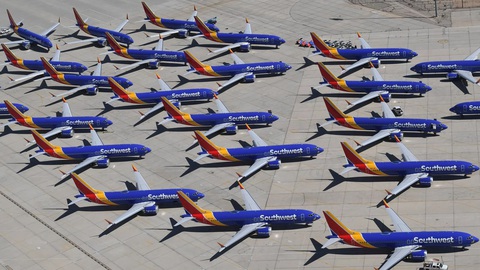 Đội bay 737 MAX của Southwest Airlines đỗ tại một sân bay ở phía nam bang California sau khi hãng này quyết định cho số này ngừng hoạt động một thời gian - Ảnh: AFP Đội bay 737 MAX của Southwest Airlines đỗ tại một sân bay ở phía nam bang California, sau khi hãng này quyết định ngừng khai thác chúng một thời gian - Ảnh: AFP
