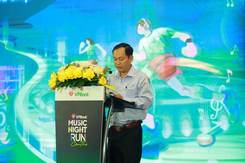 Giải chạy kết hợp âm nhạc tại Cần Thơ- Ảnh 2. Ông Trương Công Quốc Việt - phó giám đốc Sở Văn hóa, Thể thao & Du lịch TP Cần Thơ - phát biểu tại sự kiện họp báo công bố Giải VPBank Can Tho Music Night Run 2024 - Ảnh: T.V.C