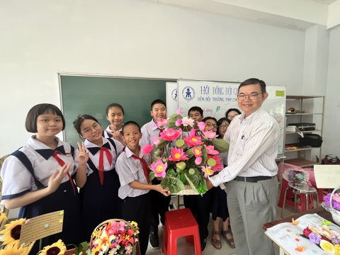 Nên chuyển đổi mô hình Trường THPT chuyên Trần Đại Nghĩa ra sao?- Ảnh 1. Học sinh lớp 6 Trường THPT chuyên Trần Đại Nghĩa làm những giỏ hoa tặng thầy cô dịp 20-11 năm học 2023-2024 - Ảnh: MỸ DUNG