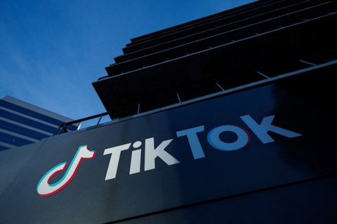Hạ viện Mỹ thông qua luật, buộc công ty mẹ TikTok ở Trung Quốc thoái vốn- Ảnh 1. Bên ngoài văn phòng TikTok tại California (Mỹ) - Ảnh: REUTERS