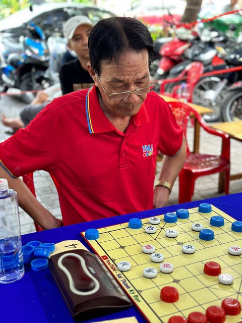 Cao thủ đấu cờ úp tranh Cúp Kỳ vương Hà Thành- Ảnh 1. Kỳ thủ Trềnh A Sáng dự tranh Cúp Kỳ vương Hà Thành - Ảnh: G.N.