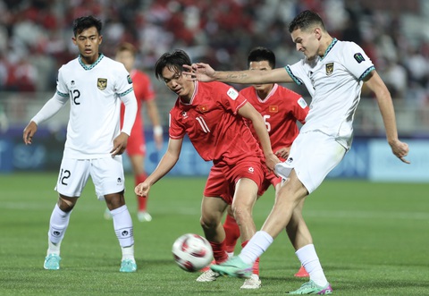 Vòng loại thứ 2 World Cup 2026: Ai 'gánh' tuyến giữa tuyển Việt Nam?- Ảnh 2. Chọn ai thay Tuấn Anh (giữa) đá với Indonesia là điều làm HLV Philippe Troussier cân nhắc không ít. Ảnh: HOÀNG TUẤN