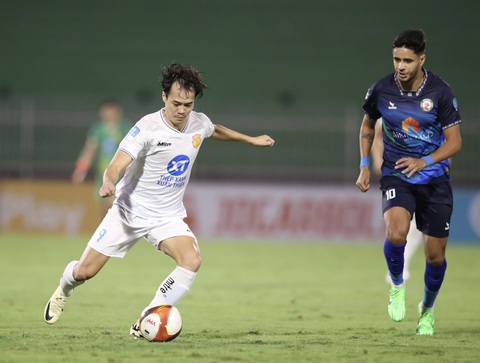 Vòng 18 V-League 2023-2024: 'Động đất' trên sân Pleiku?- Ảnh 2. Văn Toàn sẽ cùng Nam Định trở lại phố núi đối đầu đội bóng cũ Hoàng Anh Gia Lai - Ảnh: MINH ĐỨC