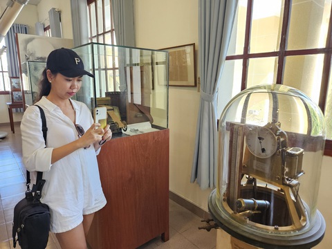 Lên đỉnh Hòn Bà, thăm nhà làm việc của bác sĩ A.Yersin- Ảnh 4. Du khách tham quan Bảo tàng Yersin tại TP Nha Trang với các dụng cụ cổ - Ảnh: MINH CHIẾN