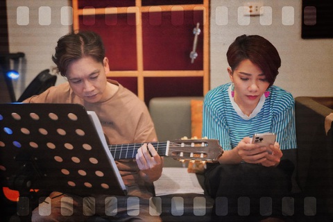 Nhạc sĩ Trần Đức Minh (trái) và Hà Trần trong phòng thu album Những con sông ngón tay - Ảnh: NGUYỄN THANH LAN Nhạc sĩ Trần Đức Minh (trái) và Hà Trần trong phòng thu album Những con sông ngón tay - Ảnh: NGUYỄN THANH LAN