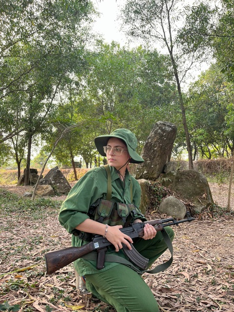 Nữ sinh Nga thích thú học giáo dục quốc phòng ở Việt Nam- Ảnh 3. Nữ sinh Pika Veseline trong chương trình quốc phòng - Ảnh: NVCC