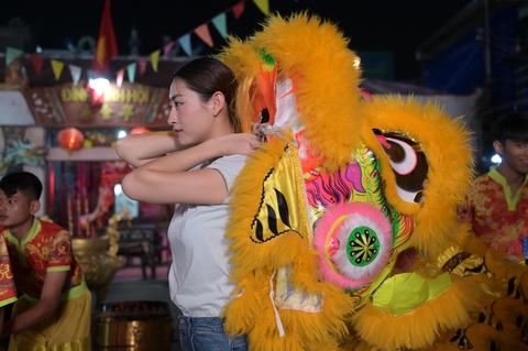 Lần đầu Lương Thùy Linh múa lân - Ảnh: BTC Lần đầu Lương Thùy Linh múa lân - Ảnh: BTC