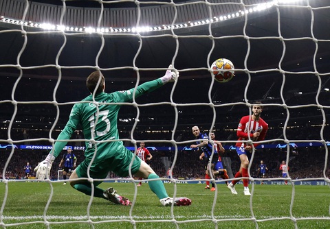 Atletico ngược dòng ngoạn mục vào tứ kết Champions League- Ảnh 1. Pha ghi bàn mở tỉ số của Inter - Ảnh: REUTERS