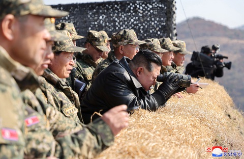 Nhà lãnh đạo Triều Tiên Kim Jong Un quan sát buổi tập luyện ngày 13-3 - Ảnh: KCNA Nhà lãnh đạo Triều Tiên Kim Jong Un quan sát cuộc trình diễn quân sự ngày 13-3 - Ảnh: KCNA