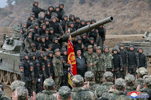 Nhà lãnh đạo Triều Tiên Kim Jong Un chụp hình cùng các binh sĩ tham gia cuộc trình diễn quân sự có các đơn vị xe tăng ở Triều Tiên, ngày 13-3 - Ảnh: KCNA Nhà lãnh đạo Triều Tiên Kim Jong Un chụp hình cùng các binh sĩ tham gia cuộc trình diễn quân sự có các đơn vị xe tăng ở Triều Tiên, ngày 13-3 - Ảnh: KCNA
