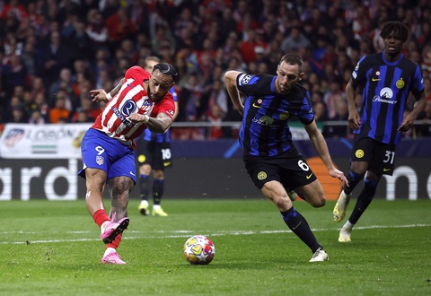 Atletico ngược dòng ngoạn mục vào tứ kết Champions League- Ảnh 4. Depay ghi bàn cho Atletico - Ảnh: REUTERS