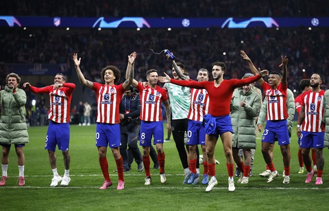 Atletico ngược dòng ngoạn mục vào tứ kết Champions League- Ảnh 6. Niềm vui của toàn đội Atletico - Ảnh: REUTERS