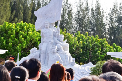 Trong không khí trang nghiêm, hàng trăm người cùng tưởng nhớ đến các chiến sĩ đã hy sinh - Ảnh: TRẦN HOÀI Trong không khí trang nghiêm, hàng trăm người cùng tưởng nhớ đến các chiến sĩ đã hy sinh - Ảnh: TRẦN HOÀI