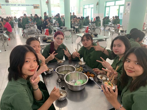 Nữ sinh Nga thích thú học giáo dục quốc phòng ở Việt Nam- Ảnh 4. Pika Veseline cùng các bạn sinh viên khóa K431 chụp ảnh kỷ niệm tại bữa ăn trong Trung tâm Giáo dục quốc phòng và an ninh, Đại học Quốc gia TP.HCM - Ảnh: NVCC
