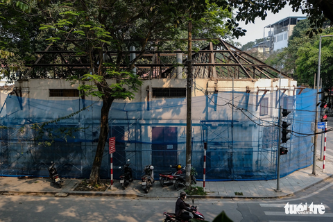 Hà Nội xây gì ở khu đất vàng 61 Trần Phú sau khi dỡ tòa nhà Pháp cổ?- Ảnh 1. Hiện trạng lô đất có 4 mặt tiền giữa trung tâm quận Ba Đình mà Hà Nội muốn xây tòa cao ốc - Ảnh: NAM TRẦN