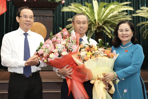 Bí thư Thành ủy TP.HCM Nguyễn Văn Nên và Chủ tịch HĐND TP Nguyễn Thị Lệ trao hoa chúc mừng ông Huỳnh Thanh Nhân - Ảnh: T T Bí thư Thành ủy TP.HCM Nguyễn Văn Nên và Chủ tịch HĐND TP Nguyễn Thị Lệ trao hoa chúc mừng ông Huỳnh Thanh Nhân - Ảnh: T T