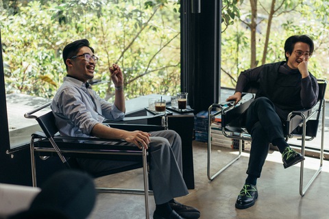 Vũ. (trái) và Hà Anh Tuấn đối thoại về tình yêu trong Dành hết xuân thì để chờ nhau - Ảnh: NVCC Vũ. (trái) và Hà Anh Tuấn đối thoại về tình yêu trong MV Dành hết xuân thì để chờ nhau - Ảnh: NVCC
