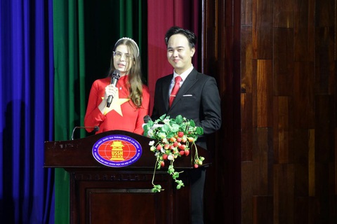 Nữ sinh Nga thích thú học giáo dục quốc phòng ở Việt Nam- Ảnh 5. Pika Veseline làm MC cuộc thi hùng biện tiếng Việt cho lưu học sinh nước ngoài tại Việt Nam năm 2023 - Ảnh: NVCC