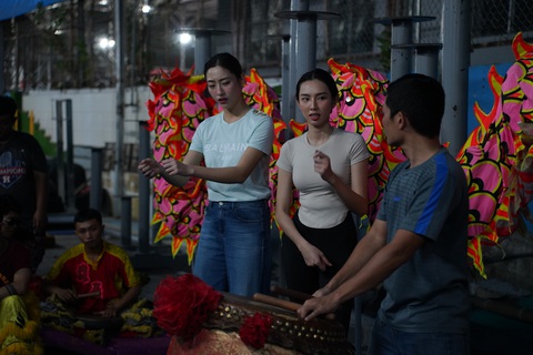 Hai hoa hậu được hướng dẫn các thế cơ bản - Ảnh: BTC Hai hoa hậu được hướng dẫn các thế cơ bản - Ảnh: BTC
