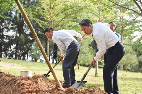 Các đại biểu thực hiện trồng cây lưu niệm tại khuôn viên khu tưởng niệm - Ảnh: TRẦN HOÀI Ông Nguyễn Hải Ninh (phải) - bí thư Tỉnh ủy Khánh Hòa - trồng cây lưu niệm tại khuôn viên khu tưởng niệm - Ảnh: TRẦN HOÀI