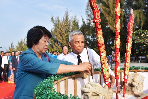 Ông Đặng Ngọc Tùng (phải), nguyên chủ tịch Tổng Liên đoàn Lao động Việt Nam dâng hương tưởng nhớ các chiến sĩ Gạc Ma - Ảnh: TRẦN HOÀI Ông Đặng Ngọc Tùng (phải), nguyên chủ tịch Tổng liên đoàn Lao động Việt Nam, tham gia dâng hương tưởng nhớ các liệt sĩ Gạc Ma - Ảnh: TRẦN HOÀI