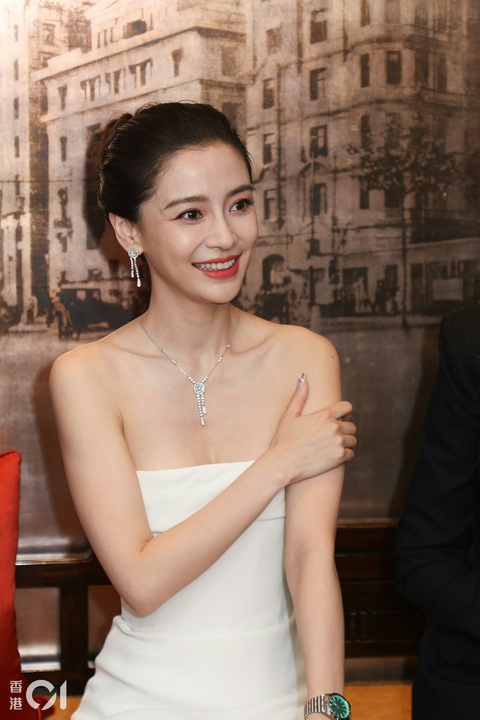 Angelababy lộ diện gầy guộc, hạnh phúc nhắc đến con trai- Ảnh 1. Angelababy trông gầy guộc, xanh xao