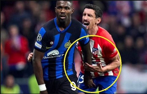 Cư dân mạng nổi giận vì Marcus Thuram bóp 'chỗ hiểm' đối thủ- Ảnh 1. Tình huống Marcus Thuram bóp 'chỗ hiểm' của Stefan Savic tại Champions League - Ảnh: Getty