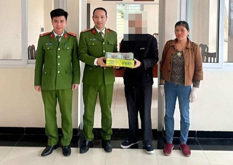 'Tôi suýt ngất khi thấy túi tiền hơn 1 tỉ đồng rơi trong xe mình'- Ảnh 2. Công an trao trả lại số tiền cho ông S. - Ảnh: Công an cung cấp