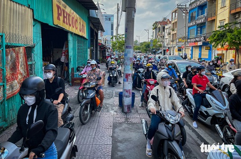 Đường số 2 tuyến chính nối Kha Vạn Cân ùn ứ sáng chiều, xe leo lề, vỉa hè bể nát- Ảnh 8. Rất đông người dân chạy lên vỉa hè để thoát khỏi giao lộ này - Ảnh: LÊ PHAN